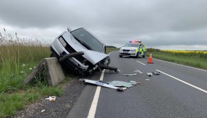 une tragédie s’est produite en normandie : une adolescente de 16 ans a perdu la vie dans une collision alors qu’elle conduisait une voiture sans permis. retour sur les circonstances de ce drame et les réactions locales.