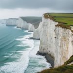 découvrez comment l'érosion côtière fait reculer le célèbre sentier de la manche de 25 cm chaque année, menaçant paysages et patrimoines face à la montée des eaux.